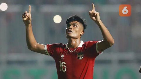 Penyerang Persis Solo, Ramadhan Sananta, harus menerima kartu merah dari wasit Agung Setiyawan yang baru saja meninjau tayangan VAR dalam laga melawan PSBS Biak di Stadion Manahan, Solo, S