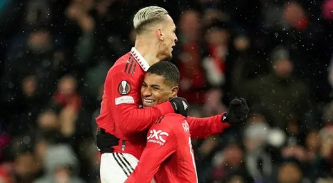 Gelandang Manchester City asal Portugal Matheus Nunes berebut bola dengan gelandang Manchester United asal Brasil Antony selama pertandingan sepak bola Liga Primer Inggris antara Mancheste