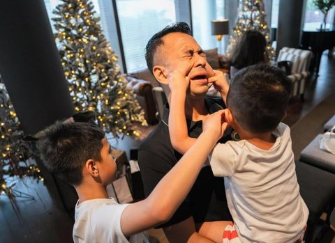 7 Potret Raffi Ahmad Dicubitin Rayyanza, Kegemasan yang Bikin Netizen Terhibur