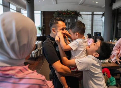 7 Potret Raffi Ahmad Dicubitin Rayyanza, Kegemasan yang Bikin Netizen Terhibur