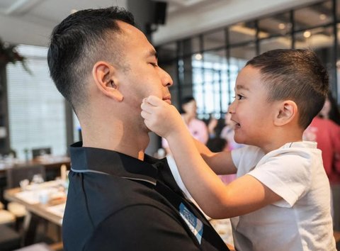 7 Potret Raffi Ahmad Dicubitin Rayyanza, Kegemasan yang Bikin Netizen Terhibur