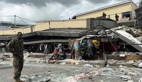 Bangunan rusak parah yang menampung kedutaan besar Amerika Serikat, Inggris, Prancis, dan Selandia Baru setelah gempa bumi dahsyat melanda Port Vila, ibu kota Vanuatu, pada 17 Desember 2024.