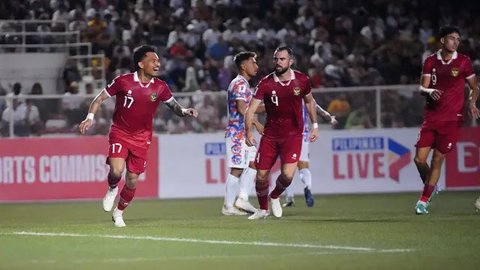 Piala AFF 2024 - Timnas Indonesia Vs Filipina - Kadek Arel Vs Adrian Ugelvik (Bola.com/Adreanus Titus)