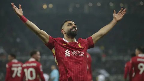 Penyerang Liverpool asal Mesir #11, Mohamed Salah, melepaskan tendangan penalti untuk mencetak gol kedua tim selama pertandingan Liga Primer Inggris antara Liverpool dan Manchester City di