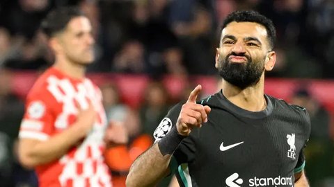 Penyerang Liverpool asal Mesir #11, Mohamed Salah, melepaskan tendangan penalti untuk mencetak gol kedua tim selama pertandingan Liga Primer Inggris antara Liverpool dan Manchester City di