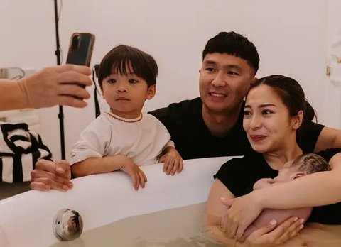 Melihat pesona cantik Nikita Willy melahirkan anak kedua dengan metode water birth (@nikitawillyofficial94)
