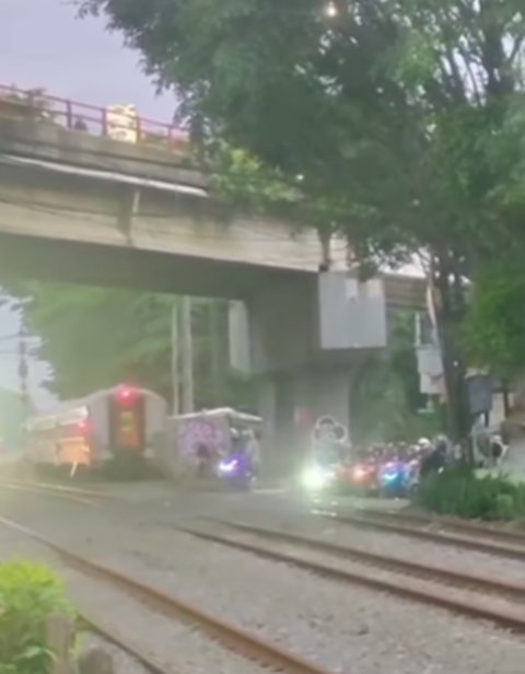 Detik-Detik Pemotor Nyaris Pindah Alam