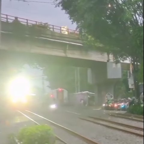Detik-Detik Pemotor Nyaris Pindah Alam