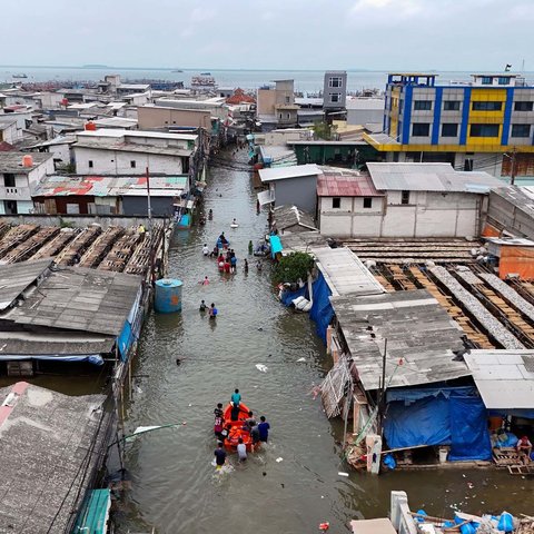 Pj Gubernur Sebut Pembangunan Tanggul Pantai yang Belum Rampung Bikin Jakarta Terendam Banjir Rob