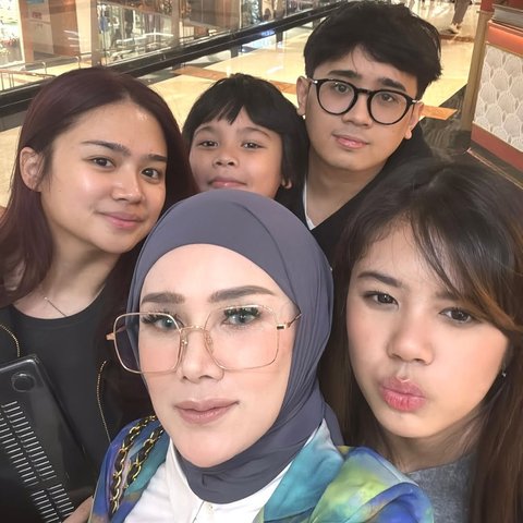 7 Potret Mulan Jameela Kumpul Bareng Keempat Anaknya, Sebut Abis Gaul dengan Teman Sepermainan