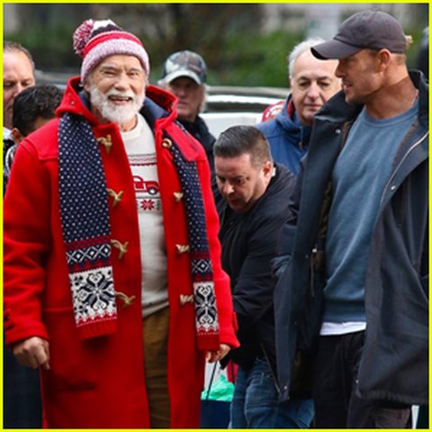 Arnold Schwarzenegger as Santa Claus in 'Man with the Bag' | trstdly ...