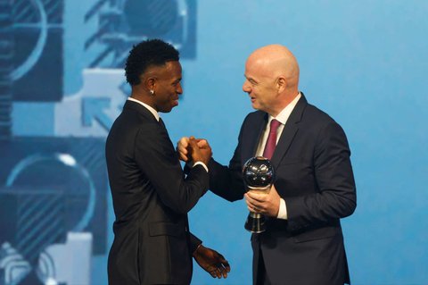 Bintang Real Madrid, Vinicius Junior bersalaman dengan Presiden FIFA Gianni Infantino saat memenangkan FIFA The Best Men's Player 2024 dalam acara FIFA Football Awards 2024 di Doha, Qatar, pada 17 Desember 2024.
