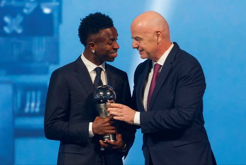 Trofi FIFA The Best Men's Player 2024 untuk Vinicius ini diserahkan langsung oleh Presiden FIFA Gianni Infantino.