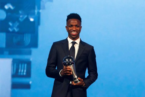 Vinicius tersenyum saat memenangkan FIFA The Best Men's Player 2024 dalam acara FIFA Football Awards 2024 di Doha, Qatar, pada 17 Desember 2024.