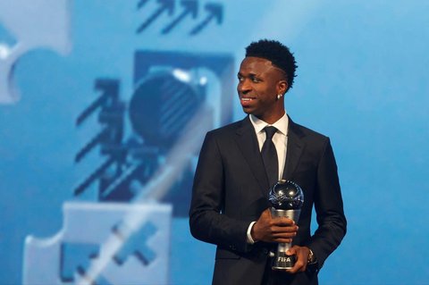 Vinicius tersenyum saat memenangkan FIFA The Best Men's Player 2024 dalam acara FIFA Football Awards 2024 di Doha, Qatar, pada 17 Desember 2024.