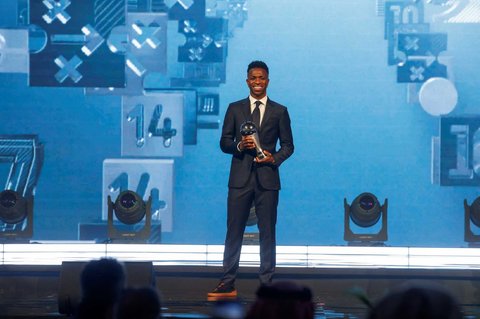Vinicius tersenyum saat memenangkan FIFA The Best Men's Player 2024 dalam acara FIFA Football Awards 2024 di Doha, Qatar, pada 17 Desember 2024.