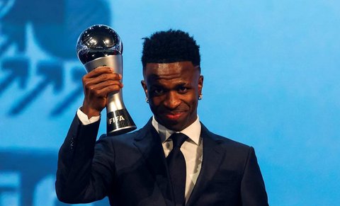 Vinicius memamerkan trofi FIFA The Best Men's Player 2024 dalam acara FIFA Football Awards 2024 di Doha, Qatar, pada 17 Desember 2024.