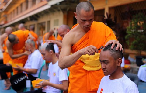 Sejumlah Bikkhu mencukur rambut Samanera (calon Bikkhu) saat ritual potong rambut dalam rangkaian Pabbajja Samanera Sementara di Perguruan Buddhi Dharma, Kota Tangerang, Banten, Rabu (18/12/2024).