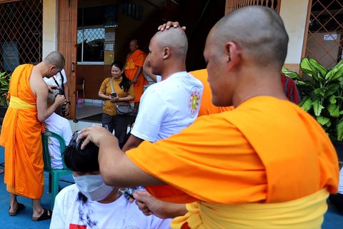 Sejumlah Bikkhu mencukur rambut Samanera (calon Bikkhu) saat ritual potong rambut dalam rangkaian Pabbajja Samanera Sementara di Perguruan Buddhi Dharma, Kota Tangerang, Banten, Rabu (18/12/2024).