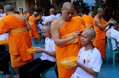 Sejumlah Bikkhu mencukur rambut Samanera (calon Bikkhu) saat ritual potong rambut dalam rangkaian Pabbajja Samanera Sementara di Perguruan Buddhi Dharma, Kota Tangerang, Banten, Rabu (18/12/2024).