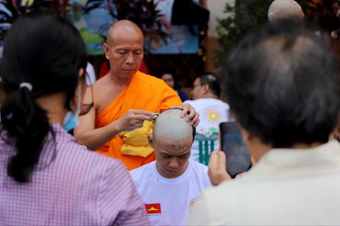 Sejumlah Bikkhu mencukur rambut Samanera (calon Bikkhu) saat ritual potong rambut dalam rangkaian Pabbajja Samanera Sementara di Perguruan Buddhi Dharma, Kota Tangerang, Banten, Rabu (18/12/2024).