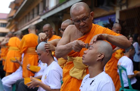 Sejumlah Bikkhu mencukur rambut Samanera (calon Bikkhu) saat ritual potong rambut dalam rangkaian Pabbajja Samanera Sementara di Perguruan Buddhi Dharma, Kota Tangerang, Banten, Rabu (18/12/2024).