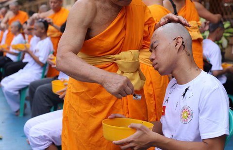 Sejumlah Bikkhu mencukur rambut Samanera (calon Bikkhu) saat ritual potong rambut dalam rangkaian Pabbajja Samanera Sementara di Perguruan Buddhi Dharma, Kota Tangerang, Banten, Rabu (18/12/2024).
