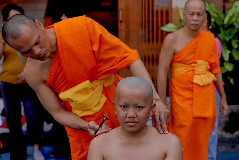 Sejumlah Bikkhu mencukur rambut Samanera (calon Bikkhu) saat ritual potong rambut dalam rangkaian Pabbajja Samanera Sementara di Perguruan Buddhi Dharma, Kota Tangerang, Banten, Rabu (18/12/2024).