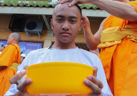 FOTO: Intip Ratusan Calon Bikkhu Jalani Ritual Cukur Rambut