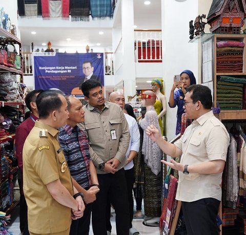 Kunjungi Galeri Ulos Sianipar, Kemendag Dukung Promosi Ekspor UMKM Berkearifan Lokal