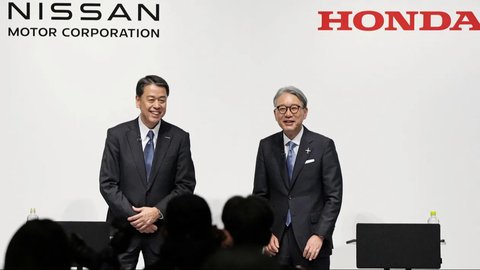 Pada hari Jumat, 15 Maret 2024, di Tokyo, Jepang, diadakan konferensi pers yang dihadiri oleh Makoto Uchinda, CEO Nissan Motor (kiri), serta Toshihiro Mibe, CEO Honda Motor (kanan).