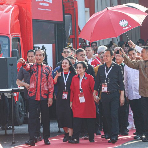 Ketua Umum PDIP Megawati Soekarnoputri bersam Presiden ke-7 RI, Joko Widodo saat pembukaan Rapat Kerja Nasional (Rakernas) IV PDIP di JIExpo Kemayoran, Jakarta, Jumat (29/9/2023).