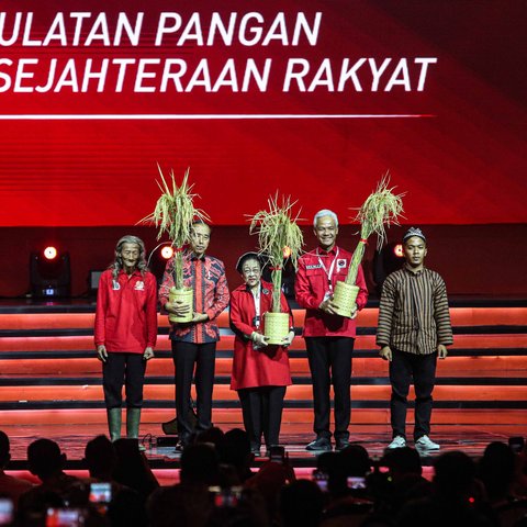 Ketua Umum PDIP Megawati Soekarnoputri bersam Presiden ke-7 RI, Joko Widodo saat pembukaan Rapat Kerja Nasional (Rakernas) IV PDIP di JIExpo Kemayoran, Jakarta, Jumat (29/9/2023).