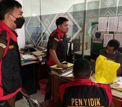 Jaksa Geledah Kantor Bupati Malra Terkait Korupsi Dana Hibah Pembangunan Masjid