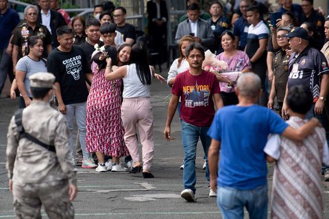 FOTO: Momen Haru Mary Jane Veloso Disambut Peluk Hangat Keluarga Saat Tiba di Filipina