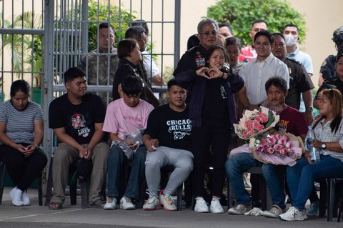 FOTO: Momen Haru Mary Jane Veloso Disambut Peluk Hangat Keluarga Saat Tiba di Filipina