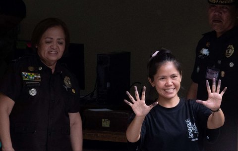 FOTO: Momen Haru Mary Jane Veloso Disambut Peluk Hangat Keluarga Saat Tiba di Filipina