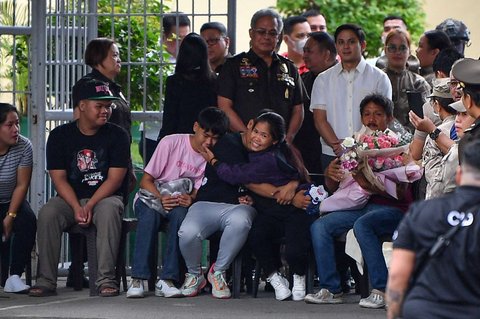 FOTO: Momen Haru Mary Jane Veloso Disambut Peluk Hangat Keluarga Saat Tiba di Filipina