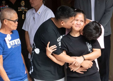 FOTO: Momen Haru Mary Jane Veloso Disambut Peluk Hangat Keluarga Saat Tiba di Filipina