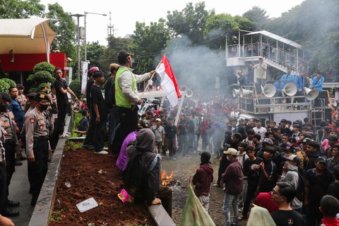 Mahasiswa yang tergabung dalam Pimpinan Pusat Himpunan Mahasiswa Persatuan Islam (PP HIMA Persis) berunjuk rasa di depan Gedung Merah Putih Komisi Pemberantasan Korupsi (KPK), Jakarta, Rabu (18/12/2024).