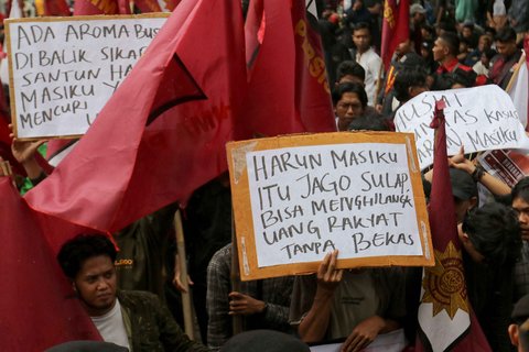 Dalam aksinya, mereka menuntut KPK untuk segera menangkap Harun Masiku, tersangka kasus suap pergantian antarwaktu (PAW) anggota DPR.