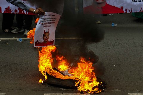 Unjuk rasa tersebut turut diwarnai dengan aksi bakar ban.