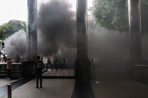Asap hitam akibat aksi bakar ban itu tampak mengepul dan memasuki area Gedung Merah Putih KPK.
