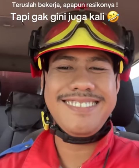 Tetap Happy, Muka Personel Damkar Pada Bengkak