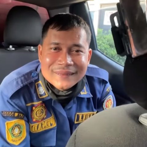 Tetap Happy, Muka Personel Damkar Pada Bengkak