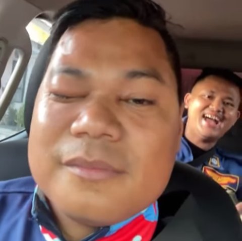 Tetap Happy, Muka Personel Damkar Pada Bengkak