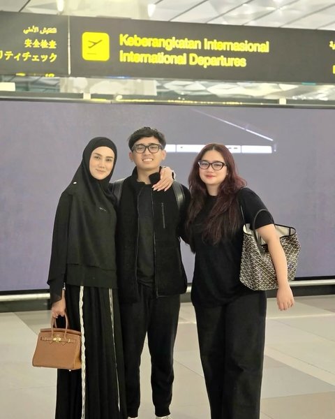 7 Potret Mulan Jameela Kumpul Bareng Keempat Anaknya, Sebut Abis Gaul dengan Teman Sepermainan