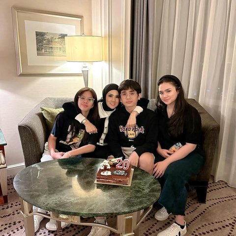 7 Potret Mulan Jameela Kumpul Bareng Keempat Anaknya, Sebut Abis Gaul dengan Teman Sepermainan