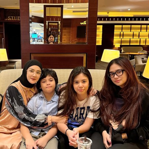 7 Potret Mulan Jameela Kumpul Bareng Keempat Anaknya, Sebut Abis Gaul dengan Teman Sepermainan