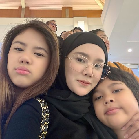 7 Potret Mulan Jameela Kumpul Bareng Keempat Anaknya, Sebut Abis Gaul dengan Teman Sepermainan